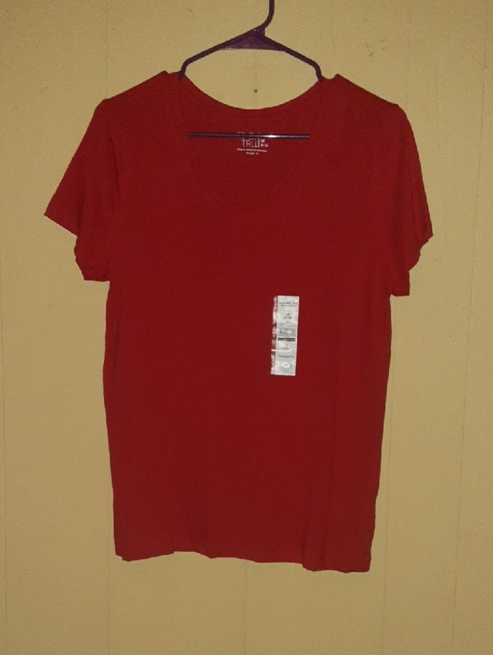 Time and Tru Women's Red Short Sleeve V‑Neck Tee
